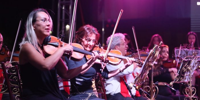 BÜYÜKŞEHİR BELEDİYESİ’NİN KURTULUŞ ETKİNLERİ KAPSAMINDA DÜZENLEDİĞİ MUSA GÖÇMEN SENFONİ ORKESTRASI KONSERİ AYDINLILARI BÜYÜLEDİ