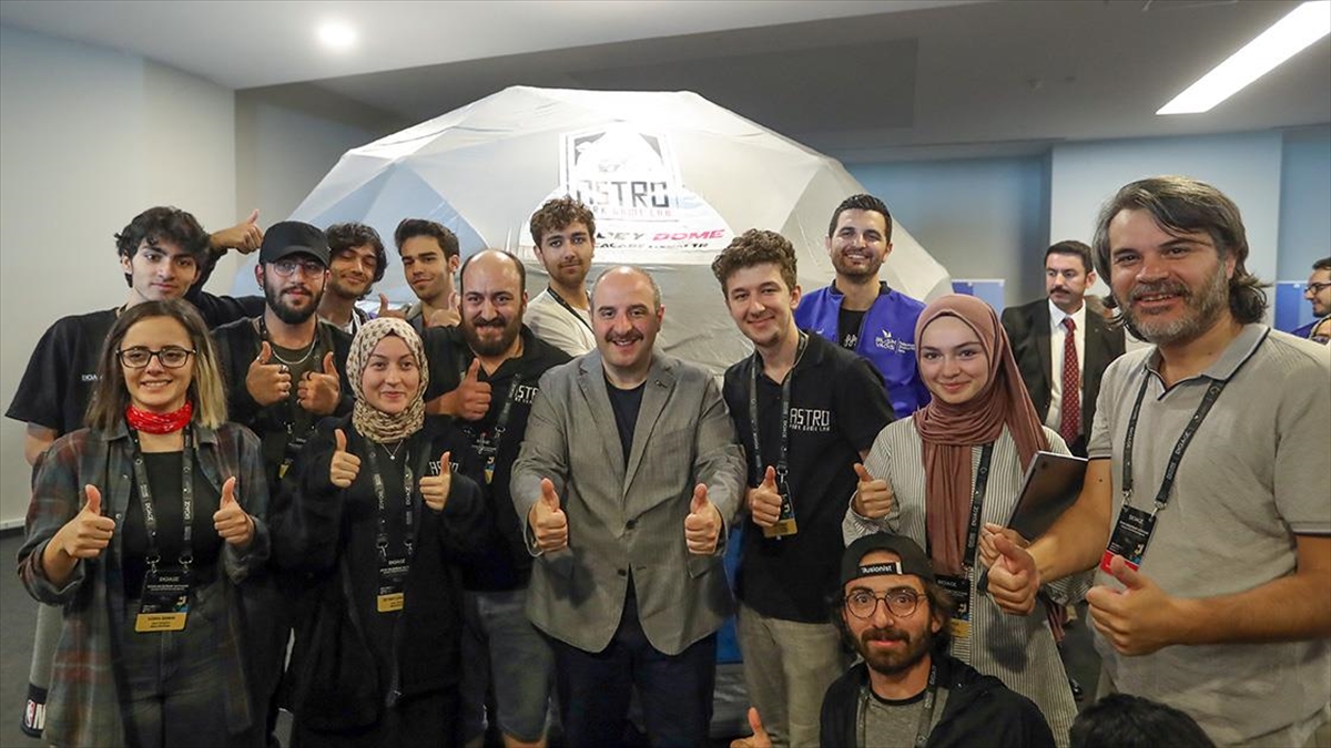 Bakan Varank, Bilişim Vadisi'nde Oyun Geliştirme Yaz Kampını Ziyaret Etti