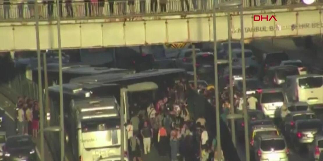 Avcılar’da iki metrobüs birbirine girdi… Yaralılar var