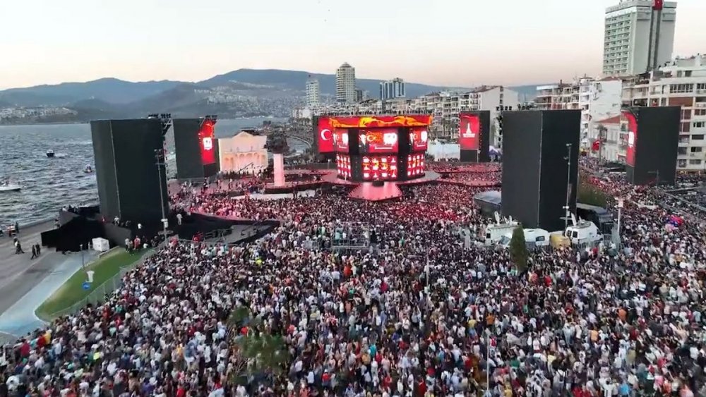 Muhteşem kutlama... Yüzbinler Kordon'da