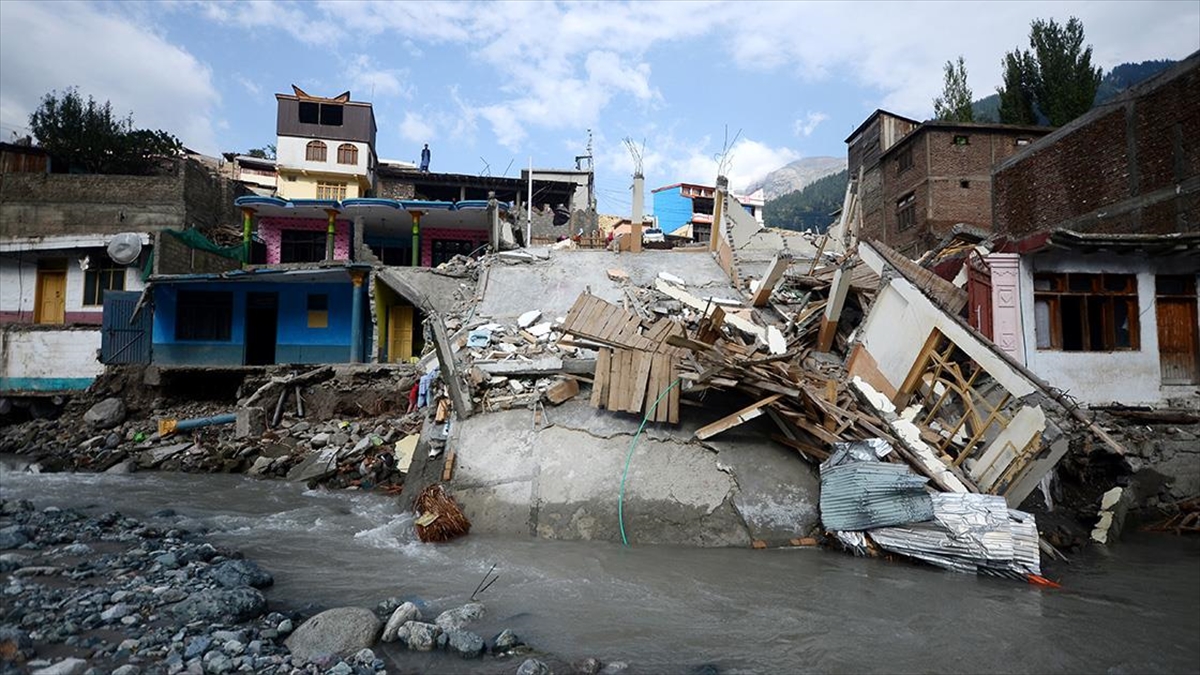Pakistan'da Muson Yağmurları Sebebiyle Ölenlerin Sayısı 1396'ya Çıktı