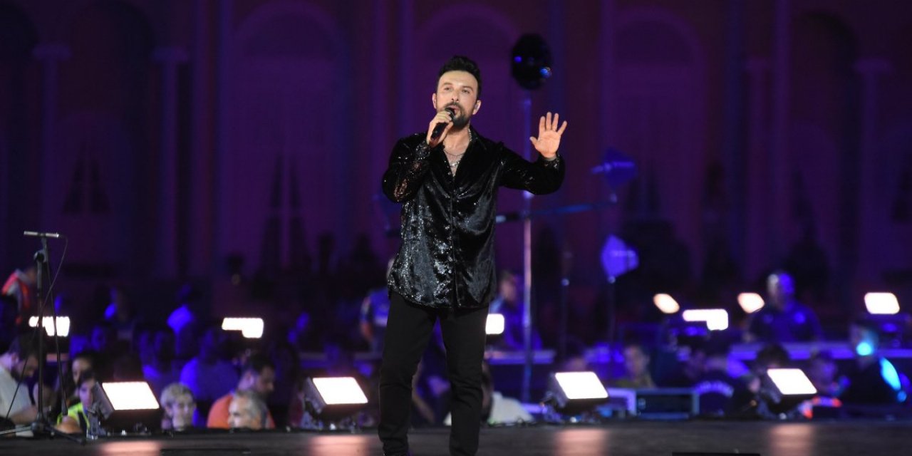 Tarkan, İzmir'in kurtuluşunun 100'üncü yılında konser verdi