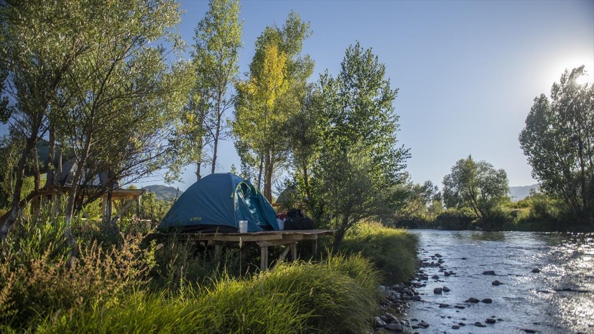 Munzur Çayı'nın Kıyısında Çadır Kampı Keyfi