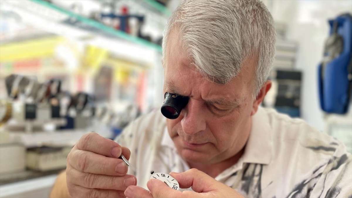 "Saat Doktoru" Zanaatını 3 Metrekarelik İş Yerinde İcra Ediyor