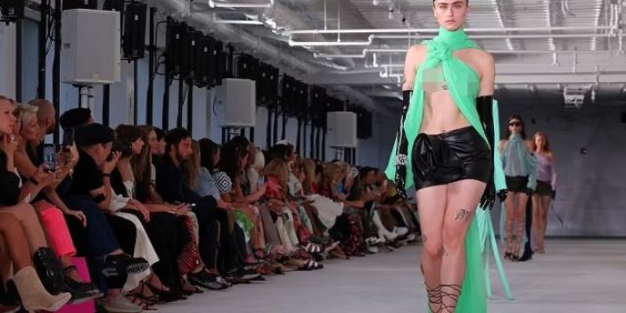 Kamala Harris'in üvey kızı podyumda göğüslerini açtı