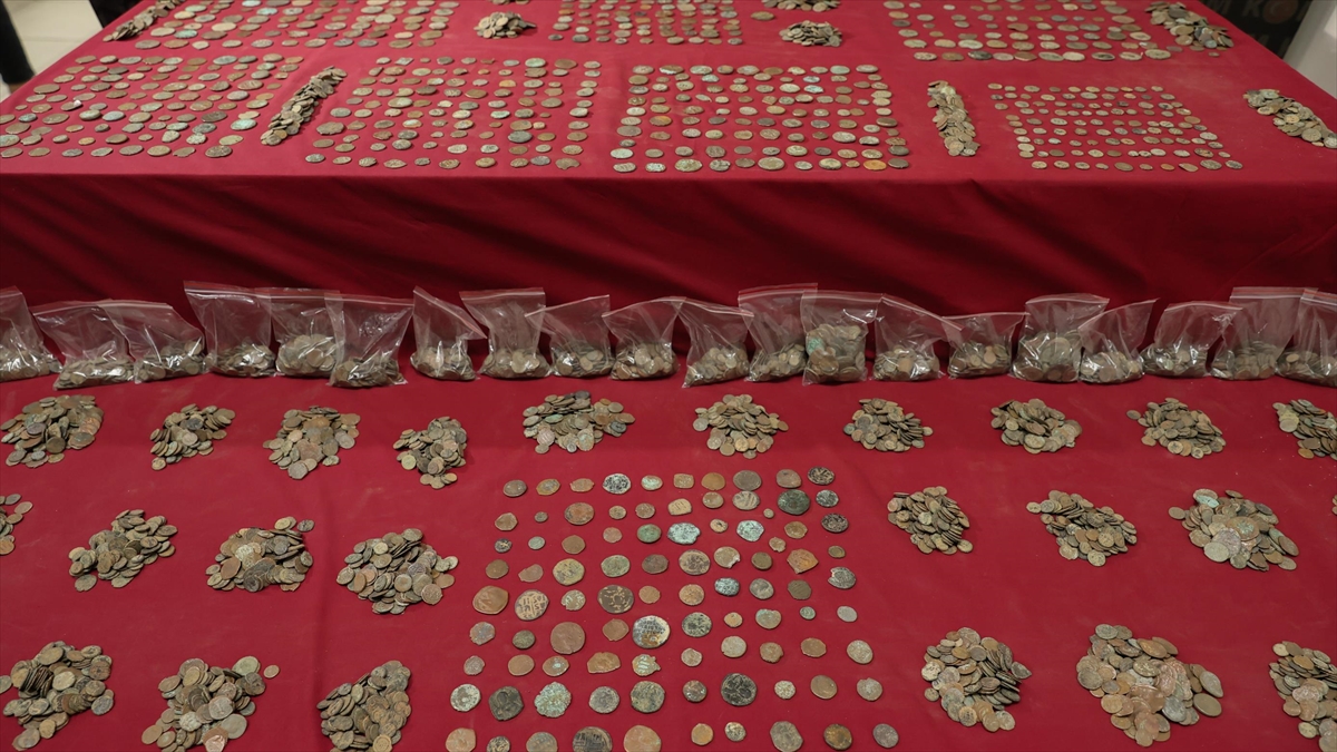 İzmir'de Yurt Dışına Kaçırılmaya Çalışan 8 Bin 194 Sikke Ele Geçirildi