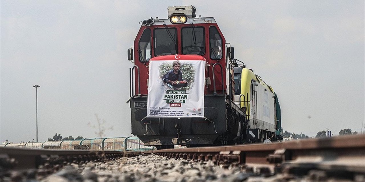 Pakistan'a Yardım Malzemesi Taşıyan Beşinci "iyilik Treni" Törenle Uğurlandı