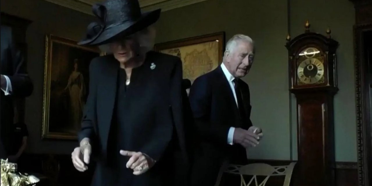 Kral 3. Charles kaleme sinirlendi, odayı terketti