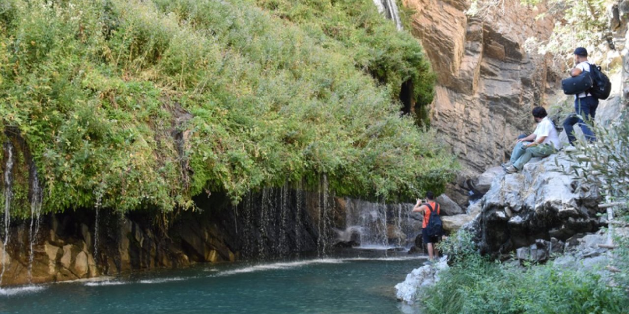 Hakkari'deki Sineber Şelalesi doğa tutkunlarının ilgi odağı oldu