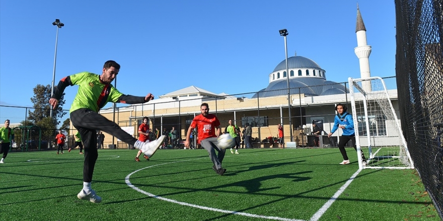 Avustralya'da Gençler İçin Cami Bahçesine Halı Saha Yapıldı
