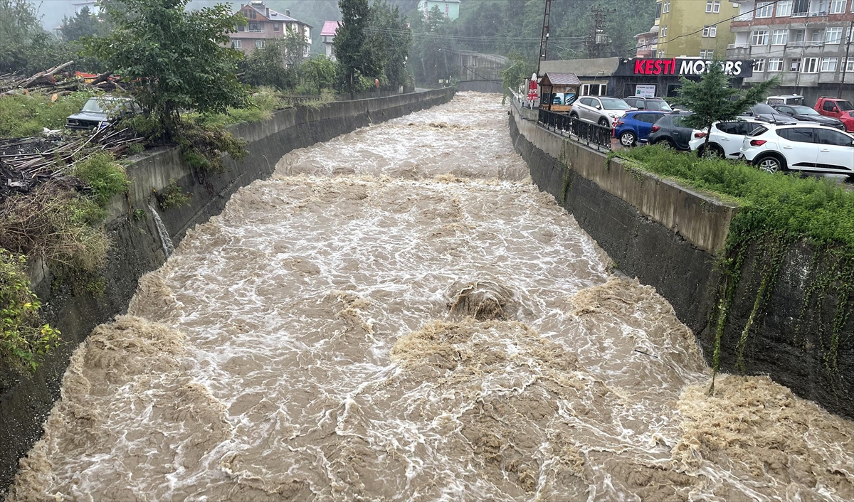 Artvin'de Sağanak Su Baskınlarına Neden Oldu