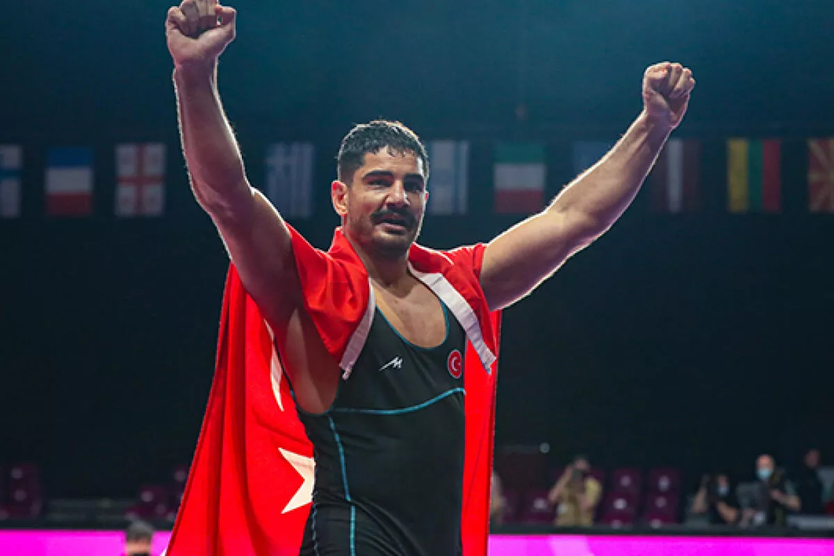 Milli güreşçimiz Akgül'dan müthiş performans: Finale yükseldi