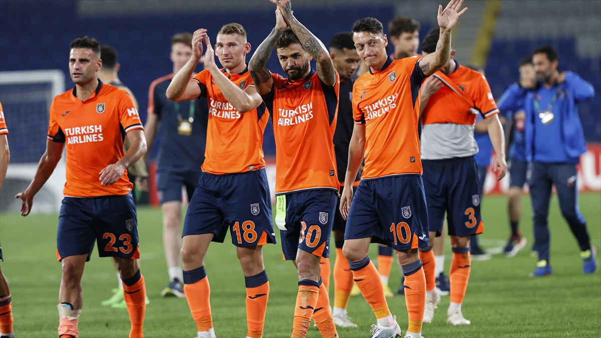 Medipol Başakşehir'in Fiorentina Galibiyeti İtalyan Basınında!