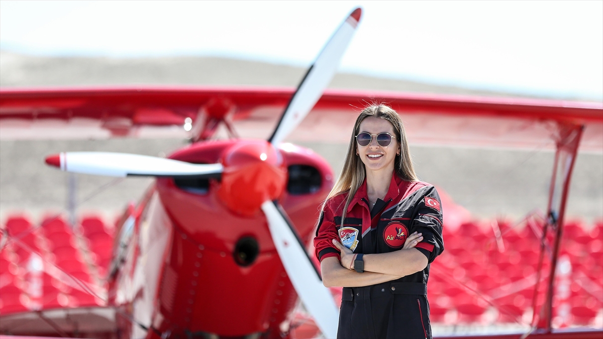 Türk Kadınını Cumhuriyet'in 100. Yılında Yurt Dışındaki Uçuşlarıyla Temsil Edecek