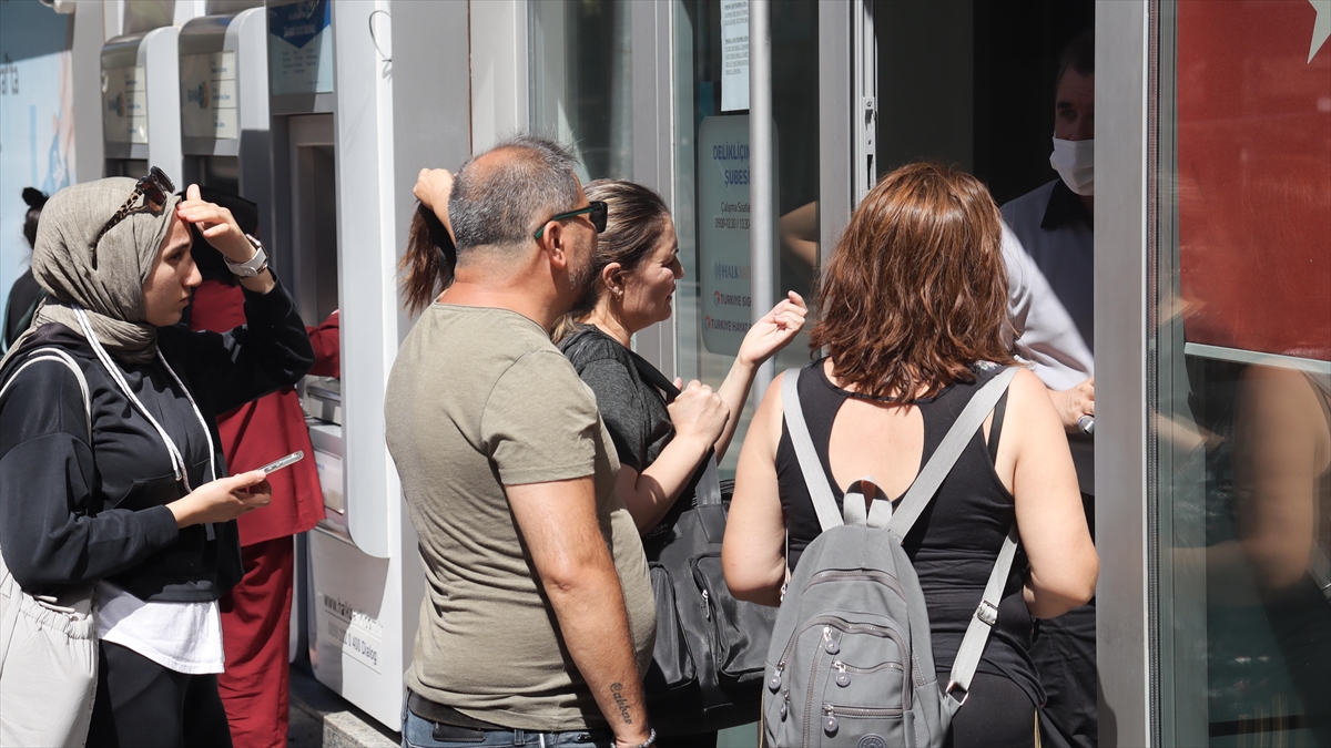 Denizli'de Sosyal Konut Projesi Başvuruları Nedeniyle Bankalarda Yoğunluk Oluştu