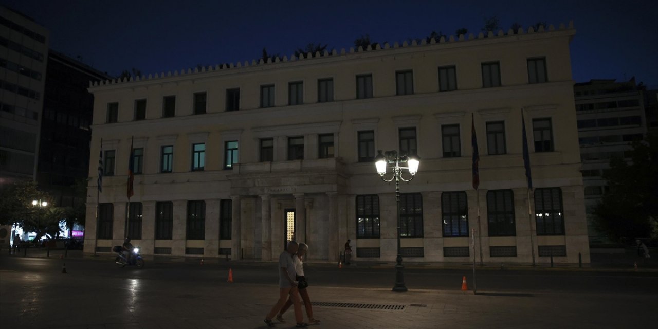 Atina Belediyesi Binasında Enerji Tasarrufu İçin Işıklandırmaya Sınırlama