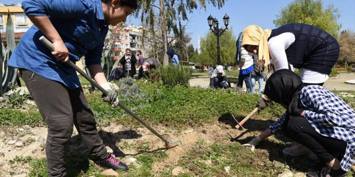 Gönüllü Bahçıvanlık Yaparak Stres Atıyorlar