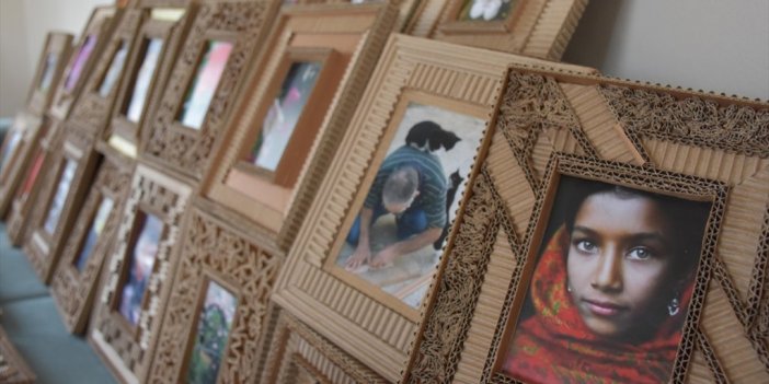 Emekli Öğretmen Karton Parçalarından Çerçeve Yapıyor