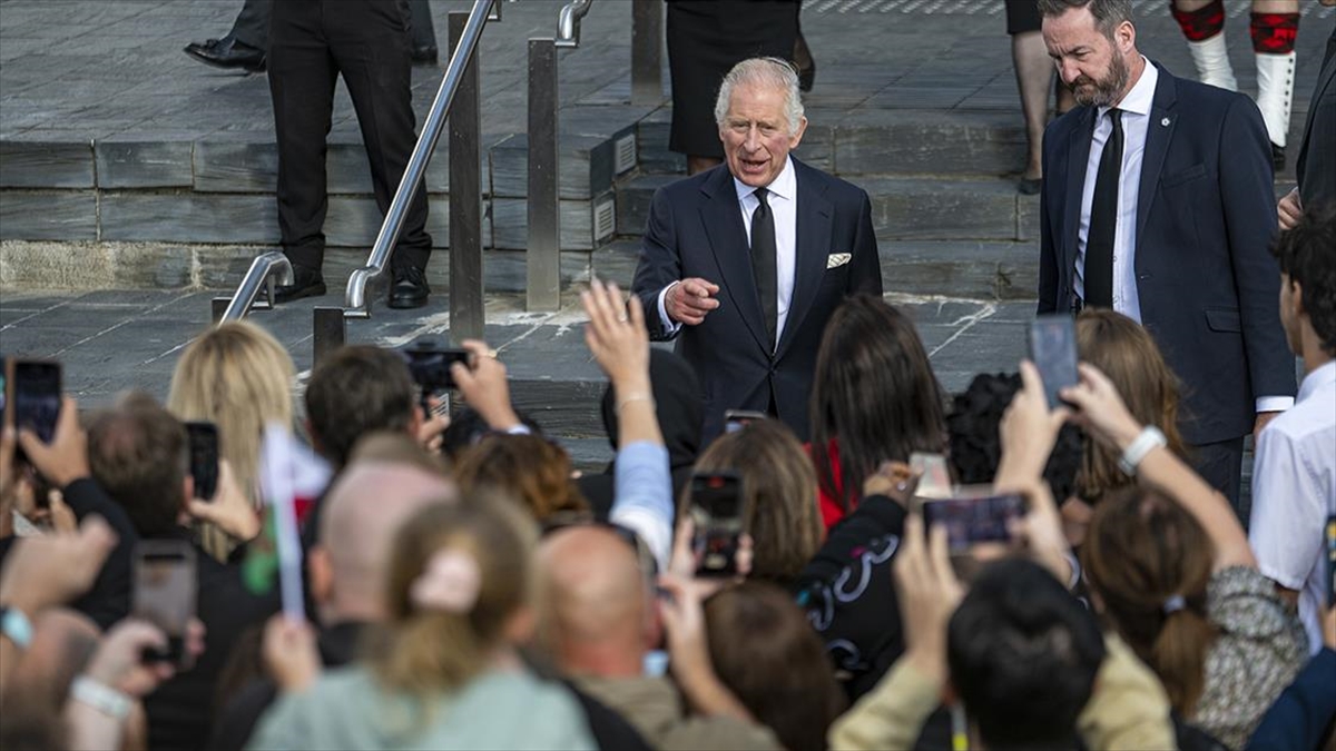 Kral 3. Charles Galler'de Bir Vatandaş Tarafından Protesto Edildi