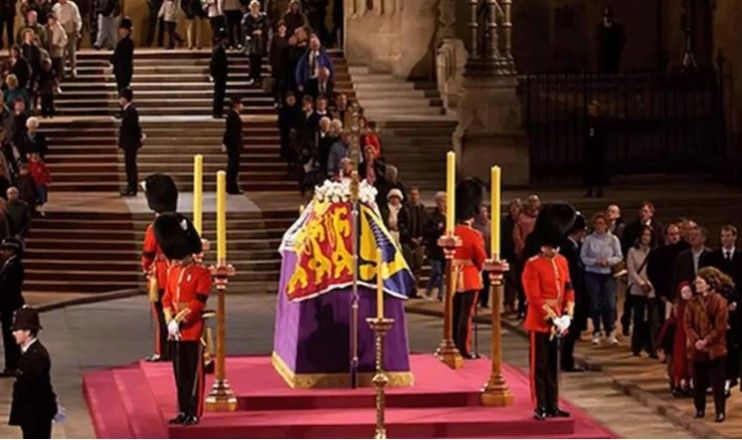 Kraliçe Elizabeth'in cenazesinde panik anı: Şahıs tutuklandı