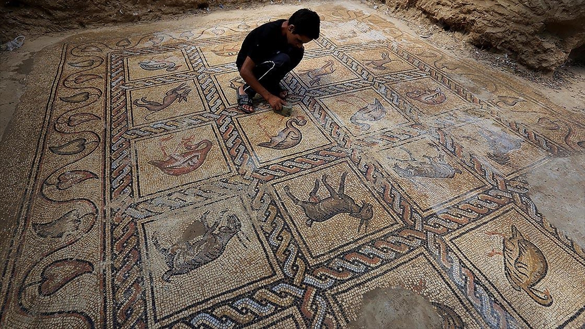 Filistinli Çiftçi, Gazze’deki Tarlasında Bizans Dönemine Ait Mozaik Keşfetti