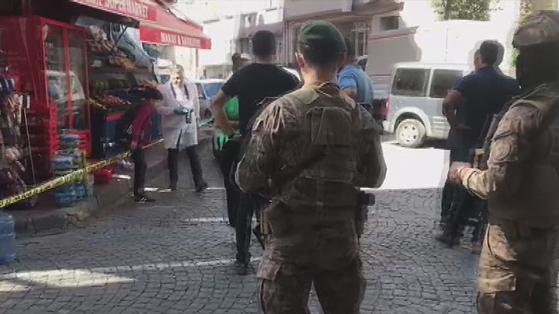 Fatih’te polislere silahlı saldırı