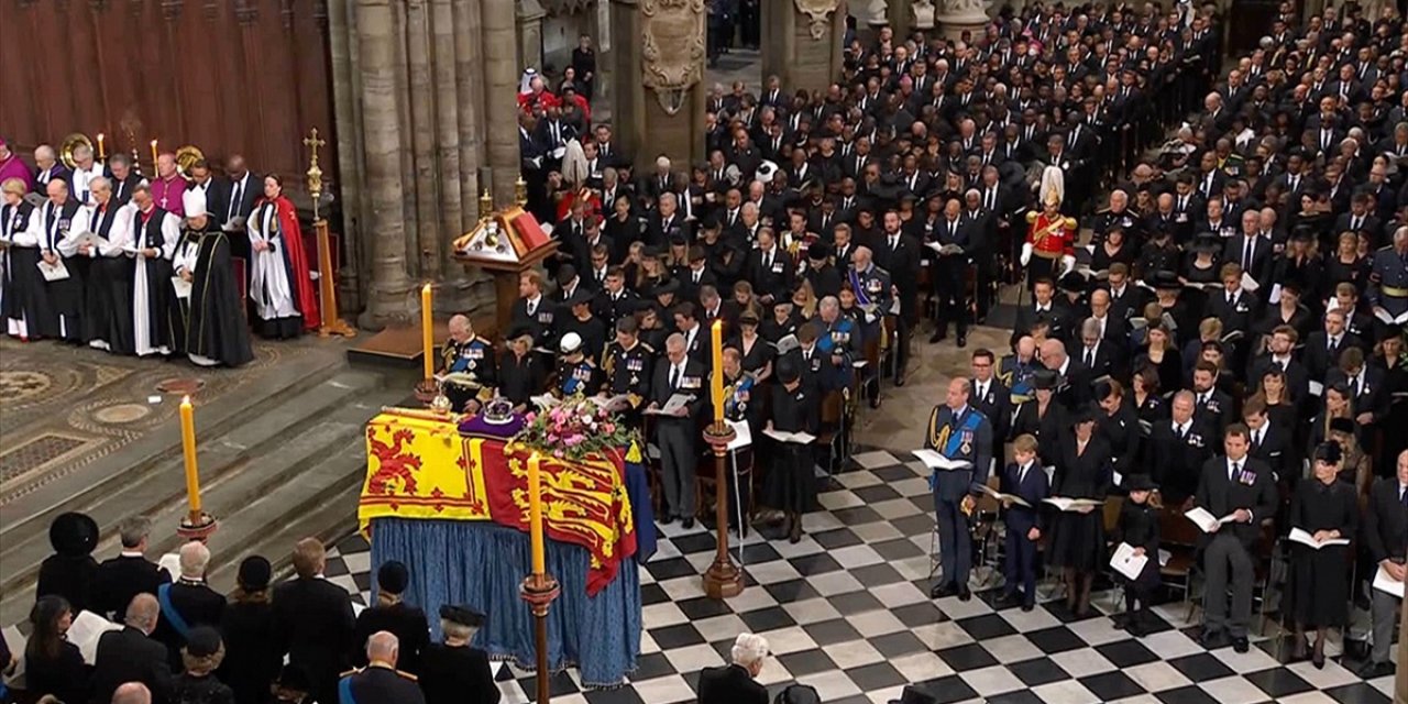 İngiltere Kraliçesi 2. Elizabeth'in Cenazesi St. George Şapeli'nde Defnedildi