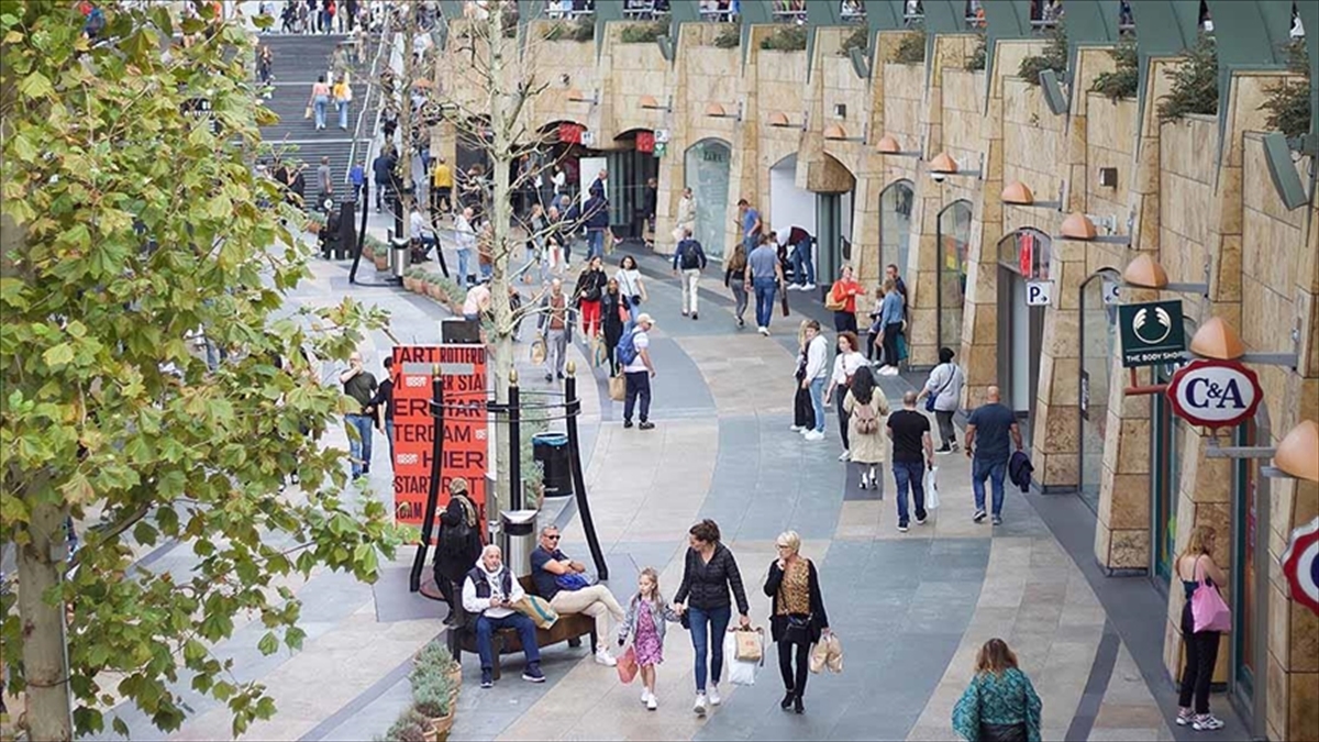 Hollanda Kralı, İnsanların Faturalarını Ödeyememesinin Acı Verici Olduğunu Söyledi