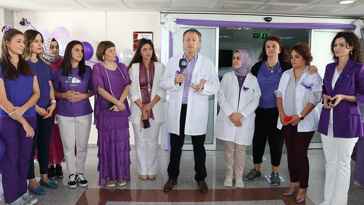 Doktor Ve Akademisyenler 'Kadın Kanserlerine Dikkati Çekmek' İçin Mor Giyindi