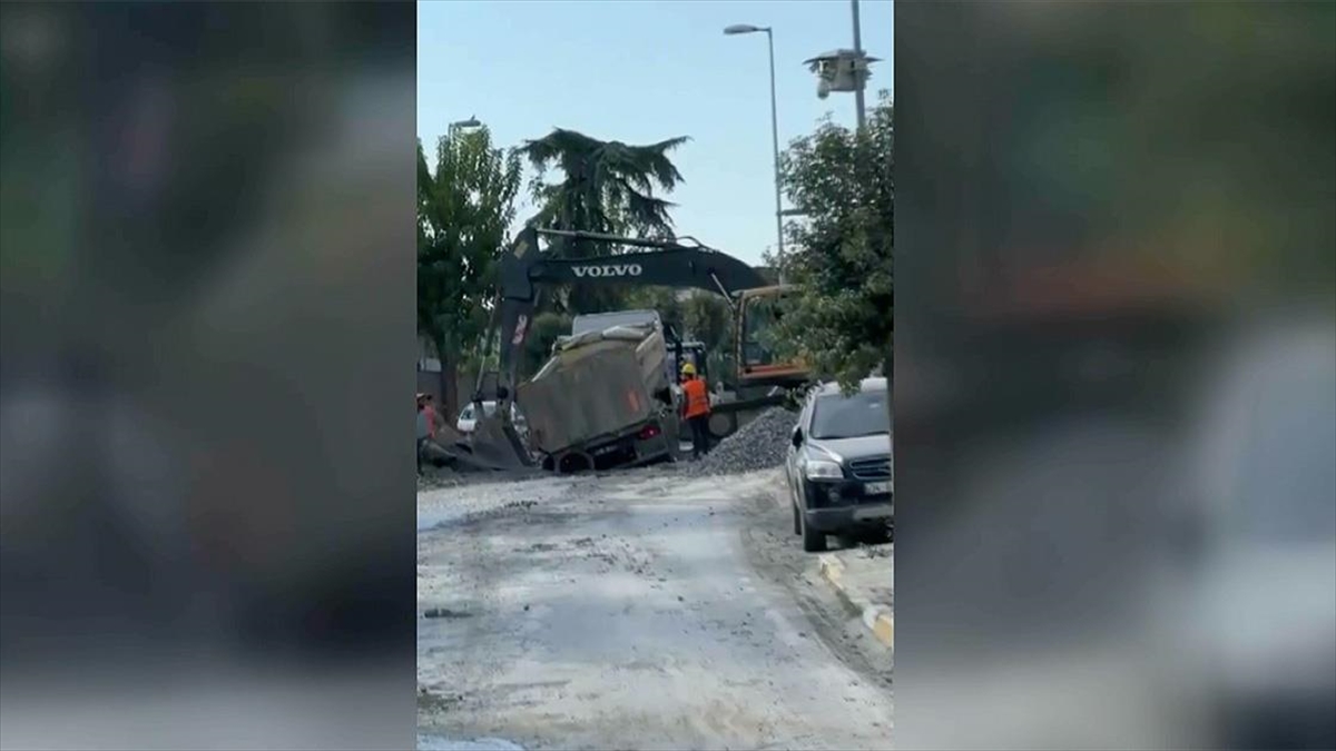 Avcılar’da İbb'nin Altyapı Çalışması Sırasında Su Borusu Patladı