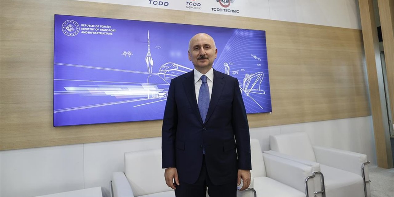 Bakan Karaismailoğlu, Milli Elektrikli Trenle Yolcu Taşımaya Başlamayı Hedeflediklerini Söyledi