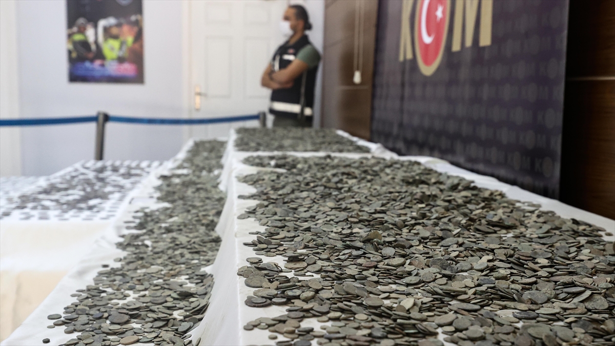 İstanbul'da Tarihi Eser Operasyonunda 34 Bin 550 Sikke Ele Geçirildi