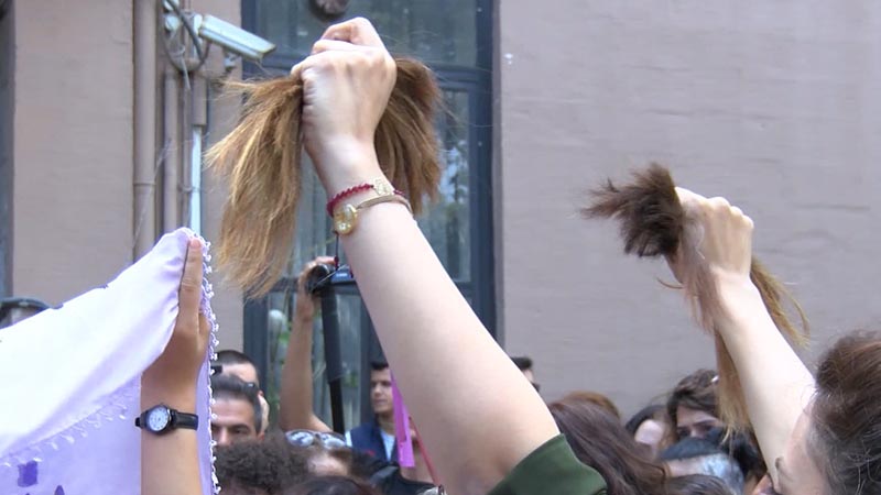 İstanbul’da İranlı kadınlar başkonsolosluk önünde saçlarını kesti