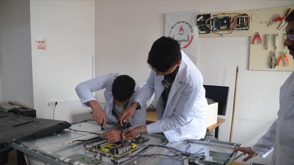 Mesleki Ve Teknik Ortaöğretim Kurumlarından Ekonomiye 1 Milyar 75 Milyon Liralık Katkı