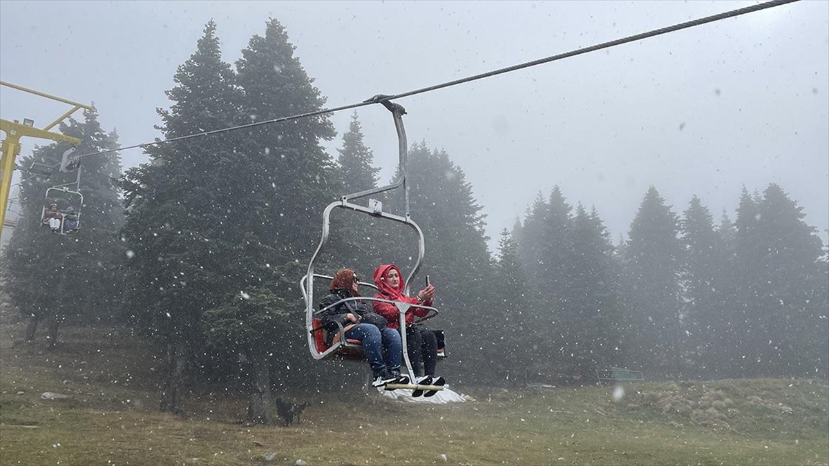 Uludağ'da Mevsimin İlk Kar Yağışı Etkili Oluyor