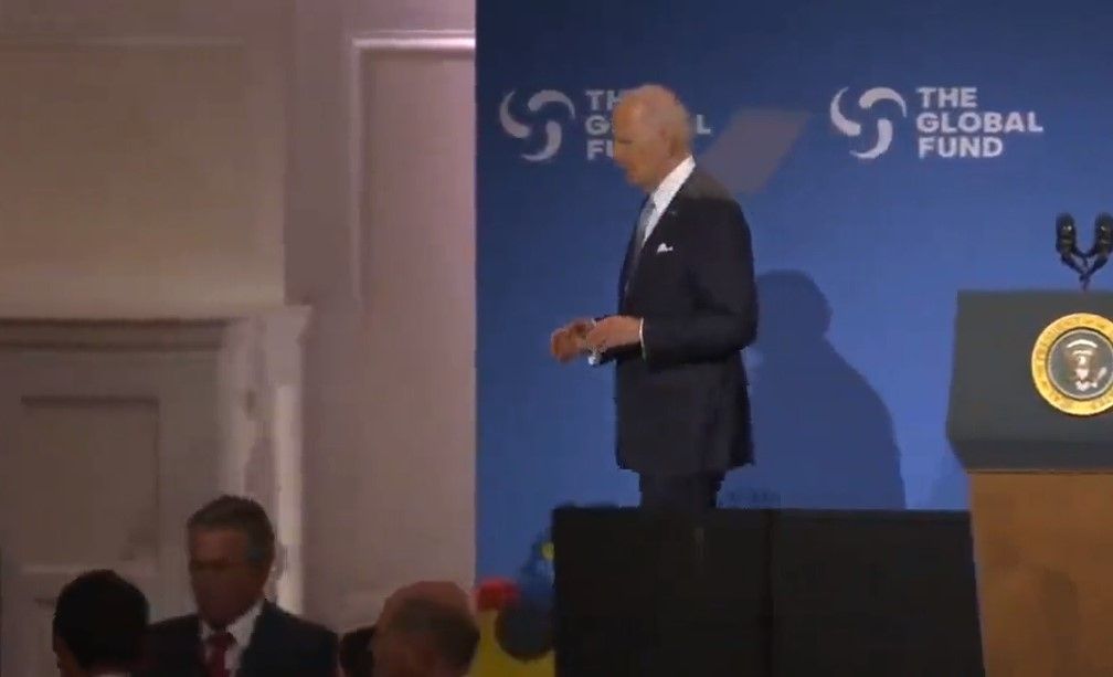 Joe Biden’ın hareketleri yine gündem oldu! Robot gibi davrandı