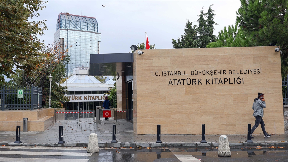 Öğrenciler İbb'nin Atatürk Kitaplığı'nı Kullanıma Kapatmasına Tepkili