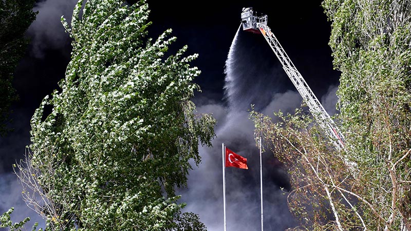 Canları pahasına bayrağı yanmaktan kurtardılar