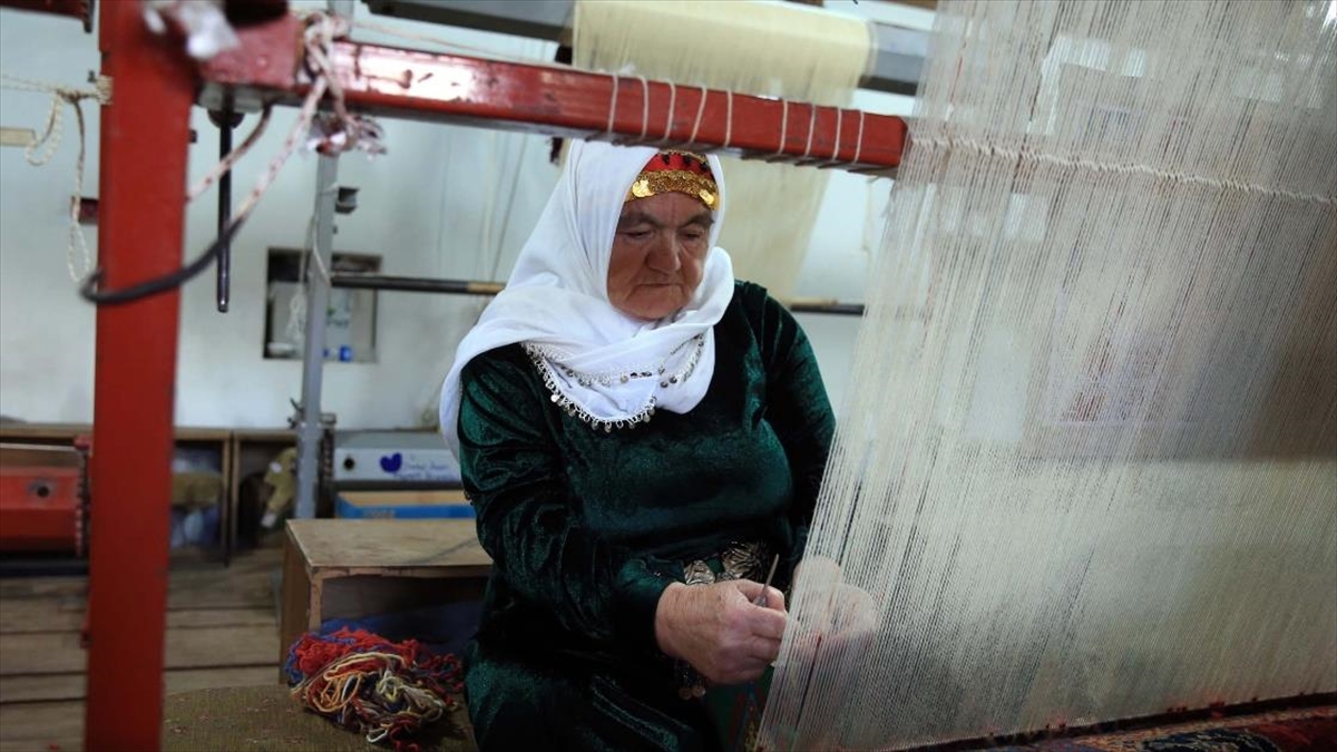 Ömrü Tezgahın Başında Geçen Hacer Usta, Geleneksel Motiflere Hayat Veriyor