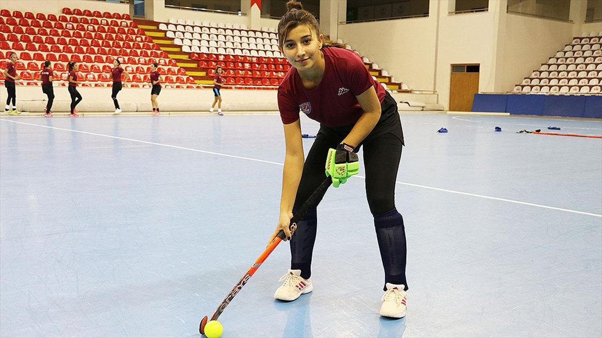 Hem Eğitimini Hem Hokeyi Kariyerine Sığdırdı