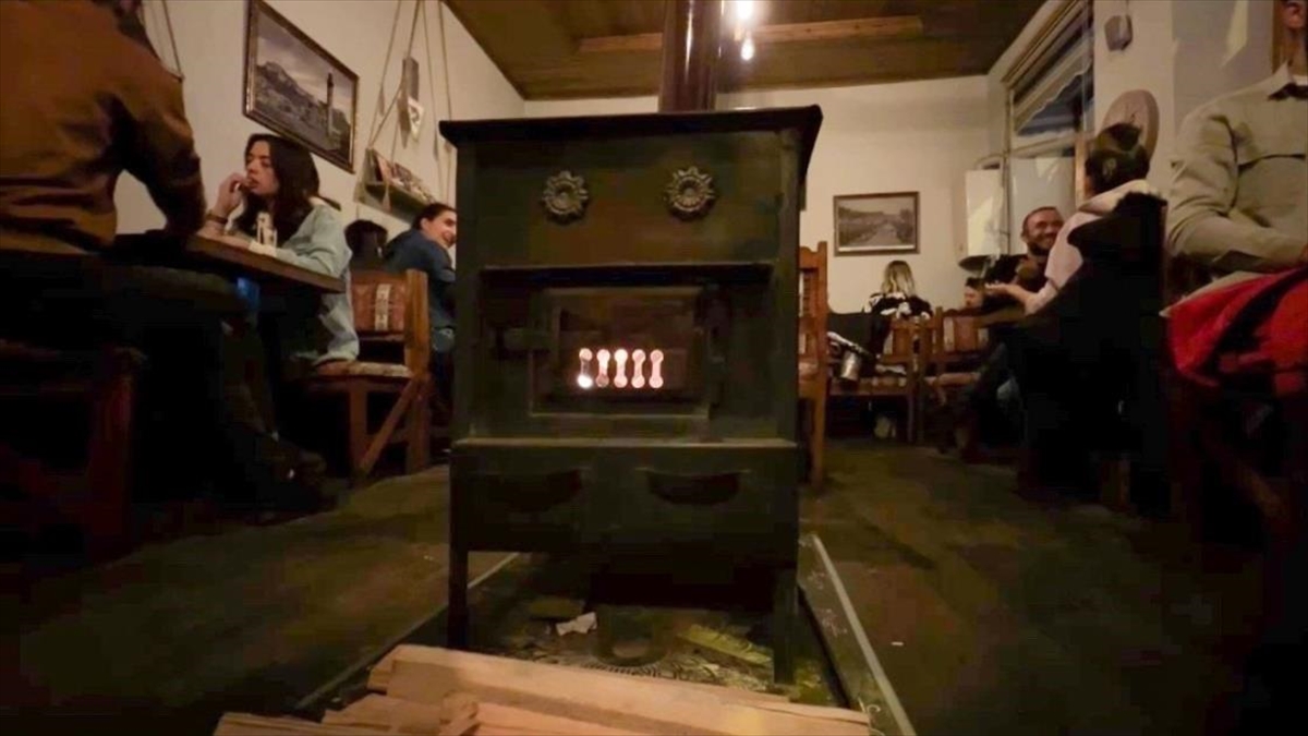 Kars'ta Soğuk Havanın Ardından Sobalar Yanmaya Başladı