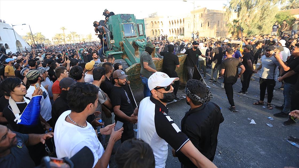 Bağdat'ta Sadr Yanlıları Yeniden Yeşil Bölge'ye Girmeye Çalışıyor