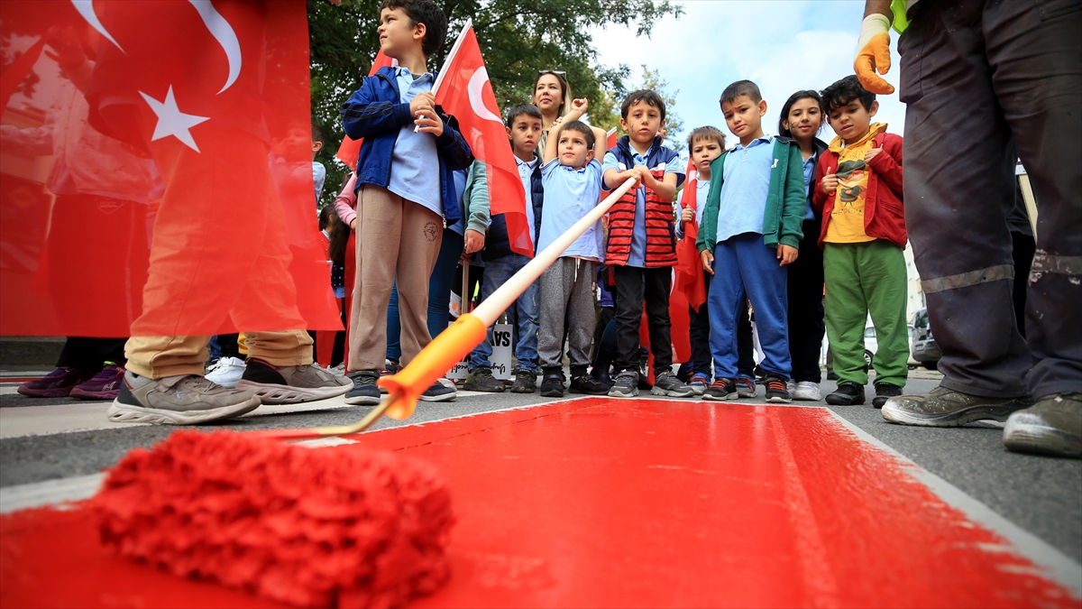 Öğrenciler Yaya Geçitlerini "Hayata Saygı Duruşu" Sloganıyla Kırmızıya Boyadı
