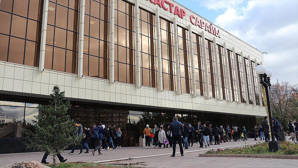 Rus Vatandaşları Kazakistan'da Kimlik Numarası Almak İçin Saatlerce Sırada Bekliyor