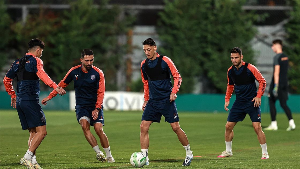 Mesut Özil Sırtındaki Ağrı Nedeniyle Uzun Süre Sahalardan Uzak Kalacak