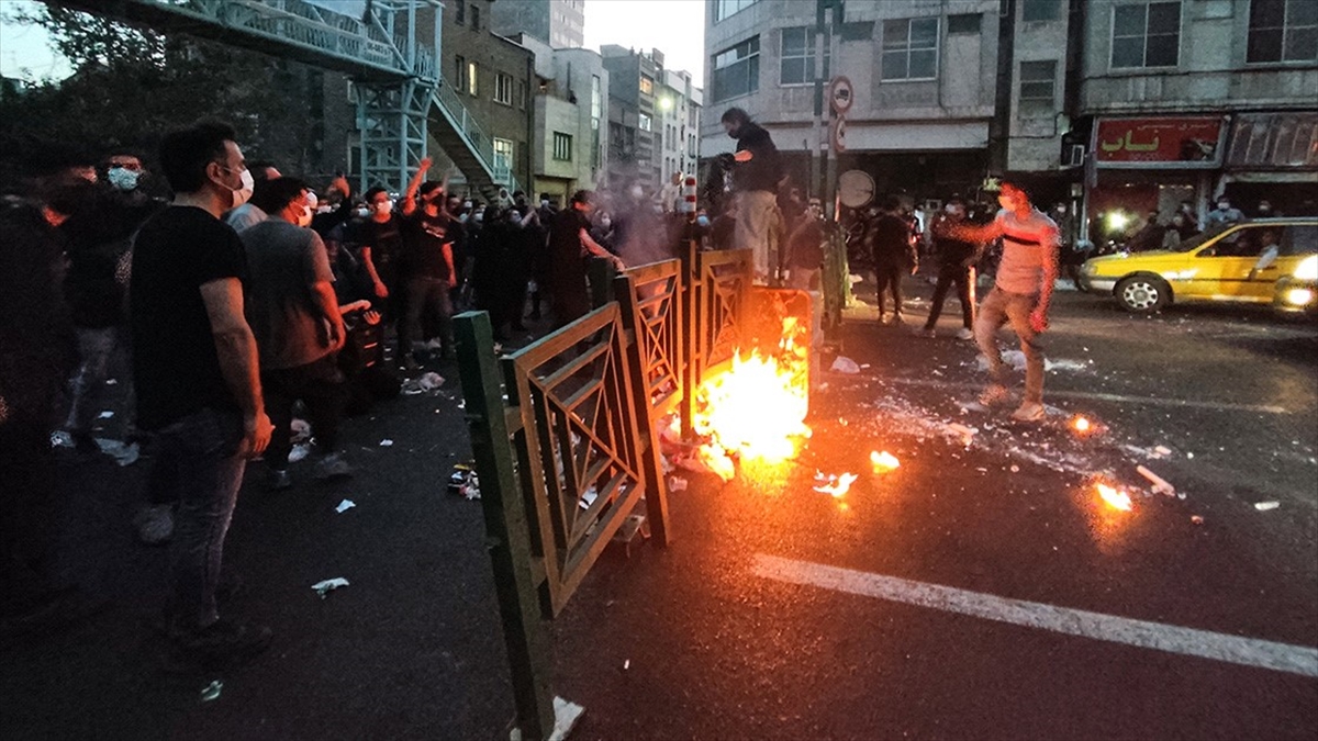 İran'da Protestolar 15. Gününde Devam Etti