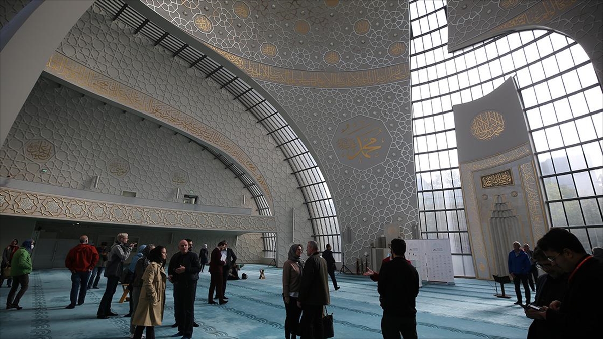 Almanya'daki Camilerde 'Açık Kapı Günü' Etkinliği Düzenleniyor