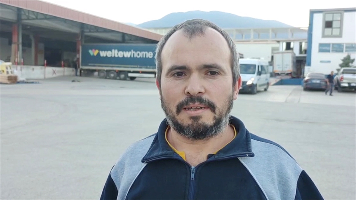 Bursa'da Mobilya İşçisi Çalıştığı Fabrikaya Paraşütle Gitti