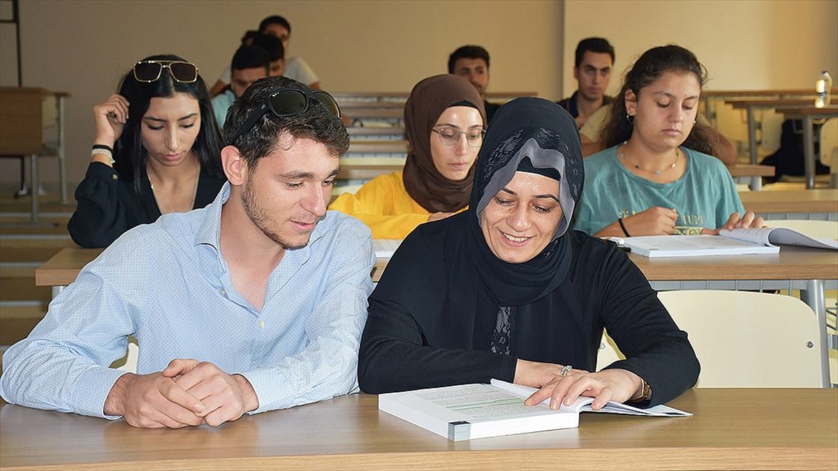 Şanlıurfalı Anne Ve Oğlu Üniversitede Aynı Sırayı Paylaşmanın Mutluluğunu Yaşıyor