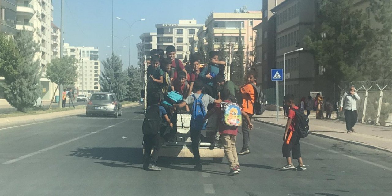 Şanlıurfa'da, öğrencilerin kamyonet kasasında korkunç yolculuğu!